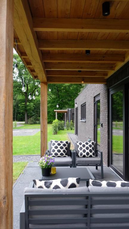 The Black Oak - Luxe bungalow met prive sauna photo 2