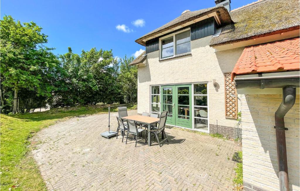 Cozy Home In Makkum With Kitchen photo 2