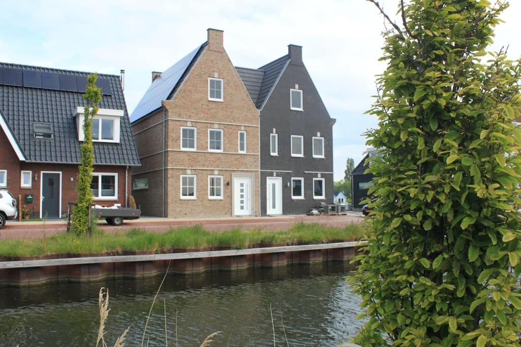 Wonderful Villa on water with 5 bedrooms and bathrooms — photo 1