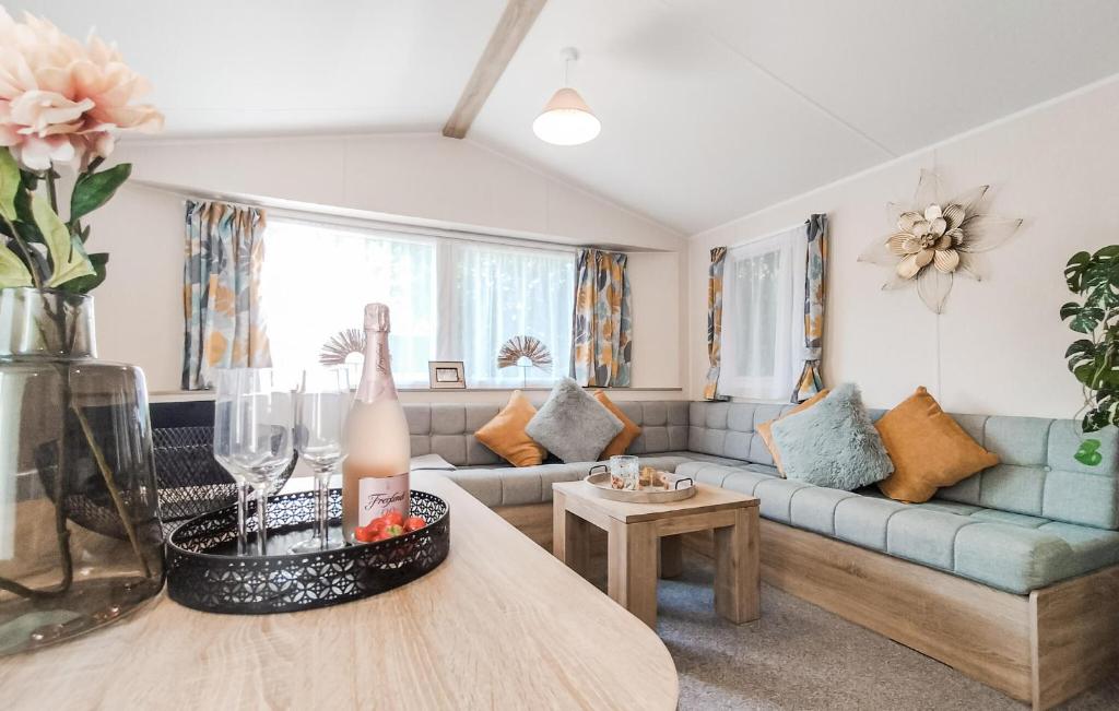 3 Bedroom Lovely Home In Heinkenszand photo 3