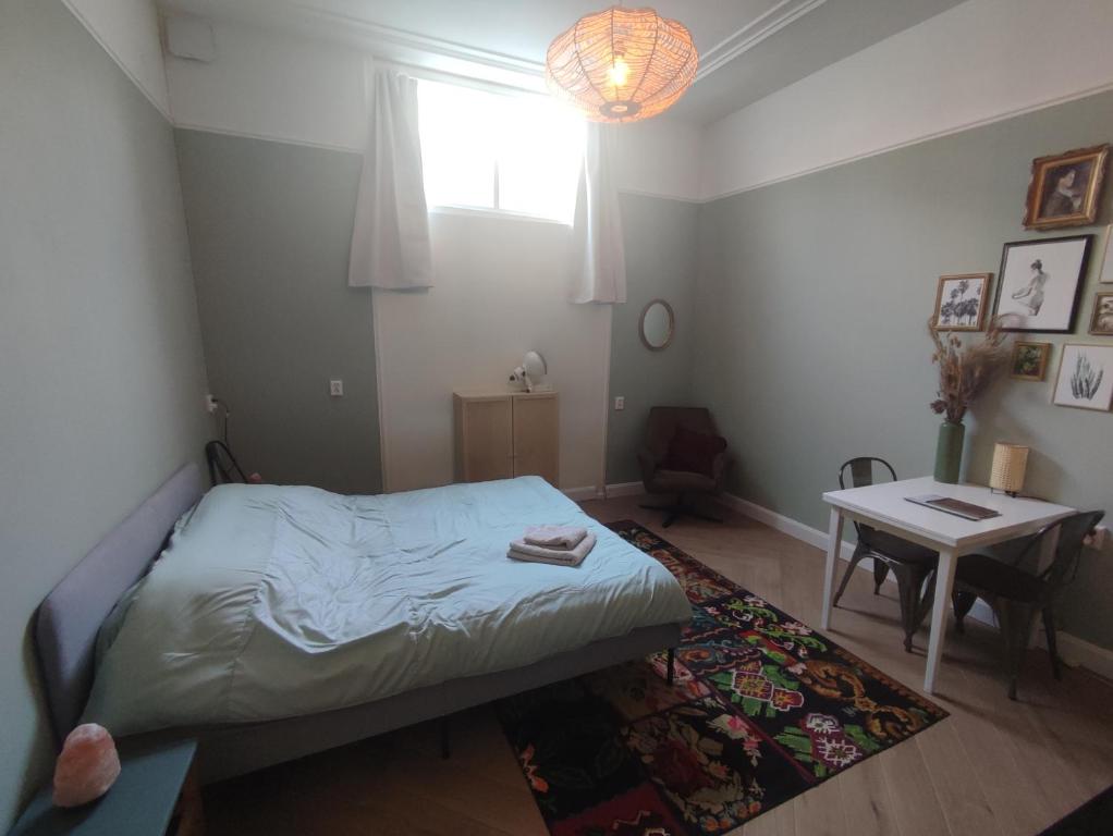 Sfeervolle kamer in historisch Dordrecht vlakbij centraal station photo 2