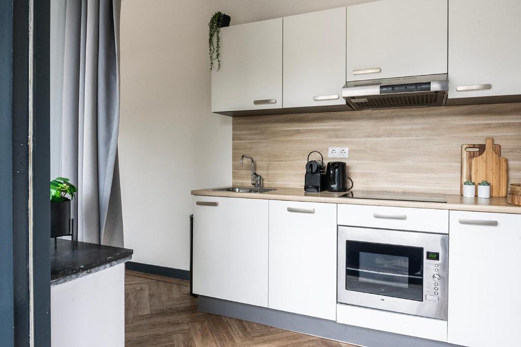 Spacious City Loft with Balcony & High-Speed Wi-Fi photo 2