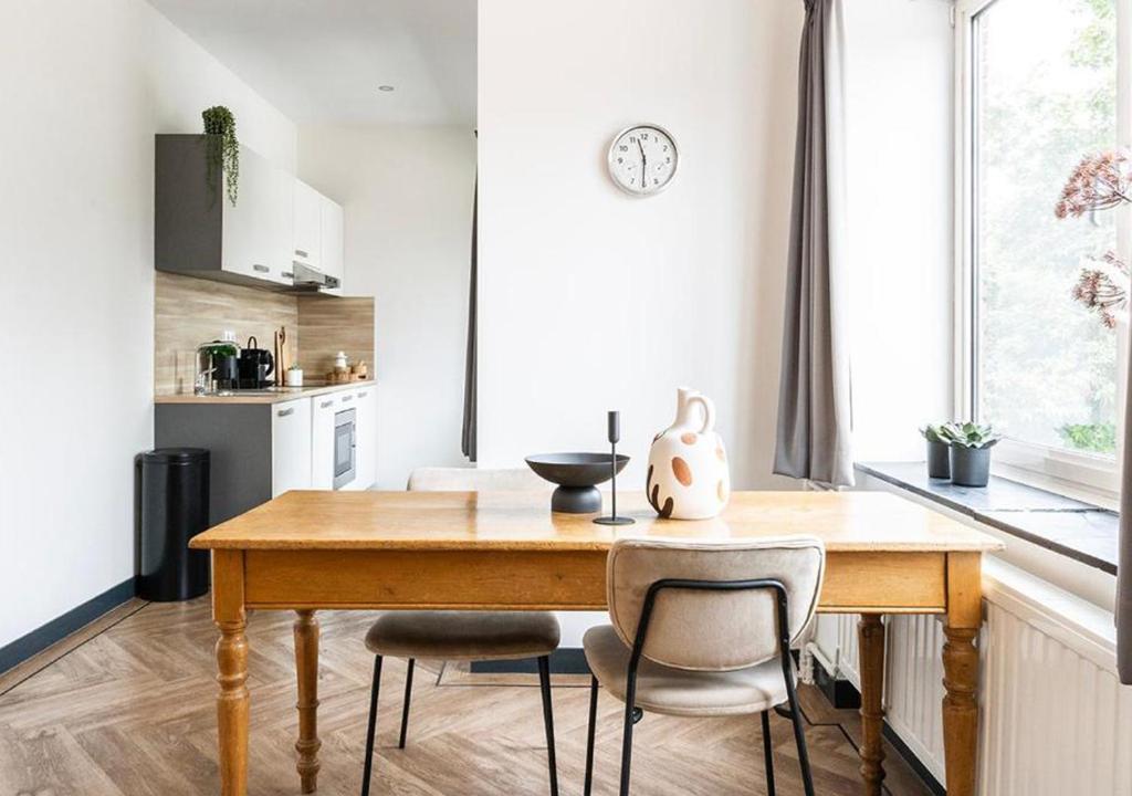 Spacious City Loft with Balcony & High-Speed Wi-Fi photo 3