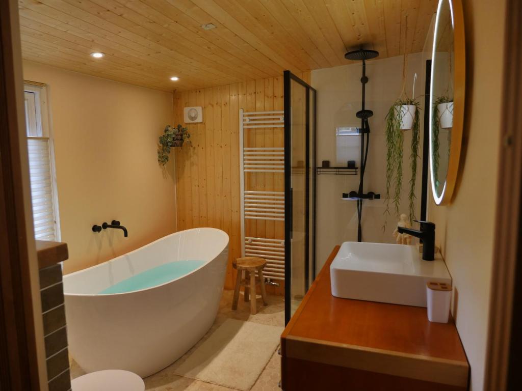 The Sunbird Inn - with luxurious bathroom & sauna photo 3