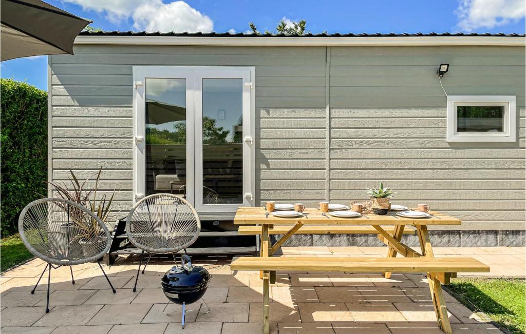 Stunning Home In Heinkenszand With Wifi photo 2