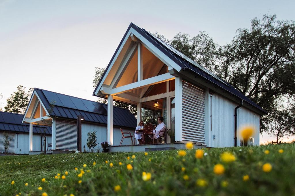 Tiny house met hottub — photo 1