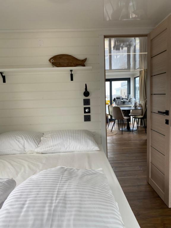 SeaYou House boat photo 2