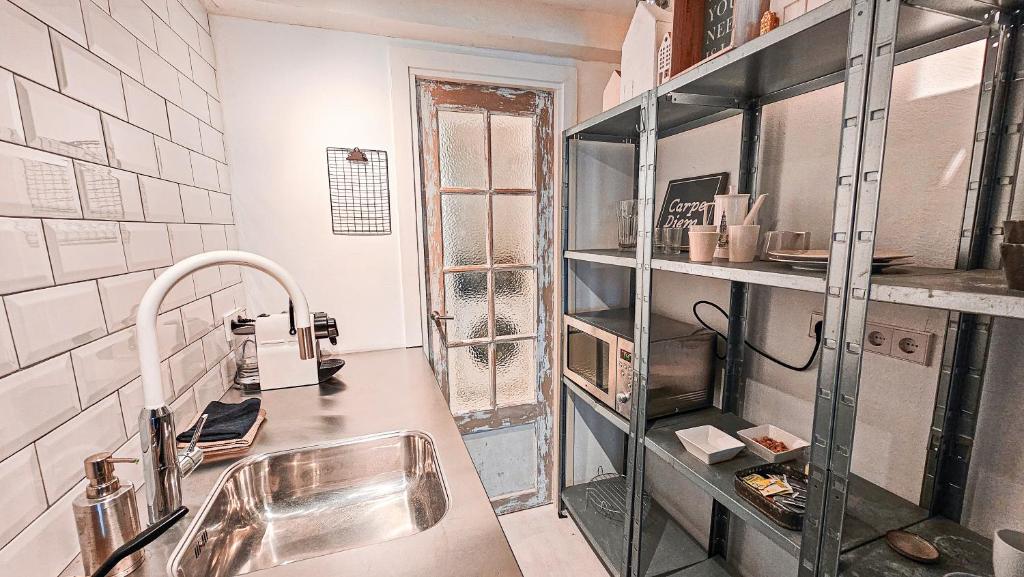 JoyJoyJoy the White Wilde ecolicious studio in a historic Canalhouse from 1799 with terrace at the canals photo 3