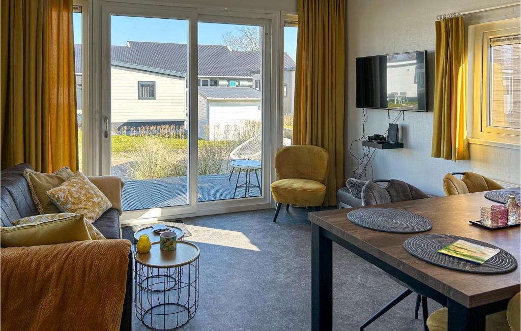 Awesome Home In Scherpenisse photo 2