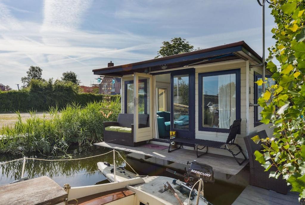 Woonark Westeinder with kayaks close to Schiphol Airport — photo 1