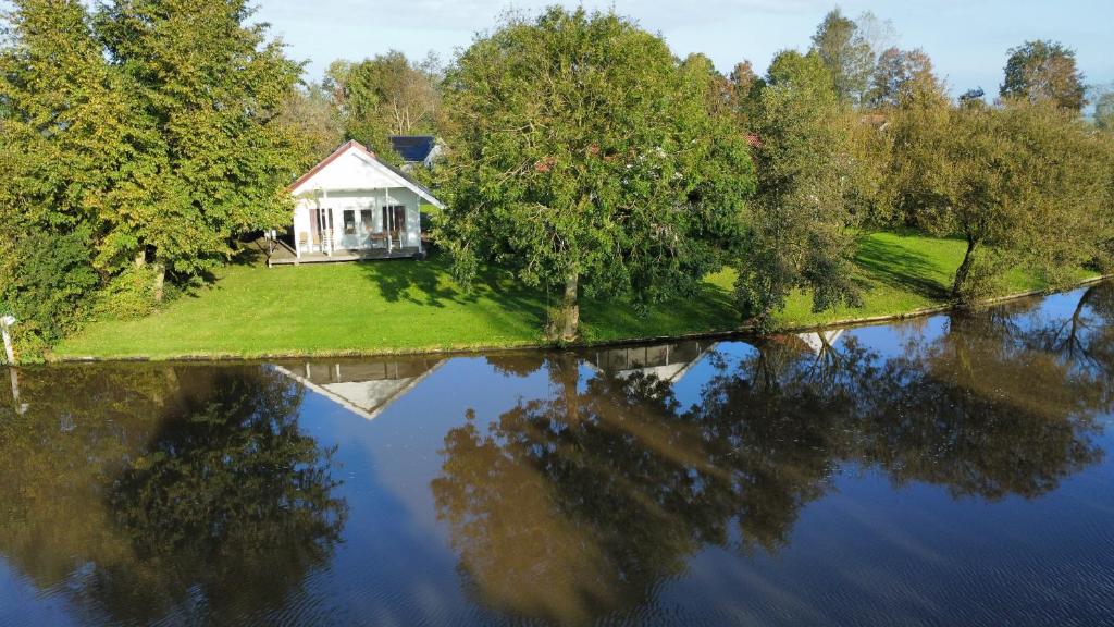Chalet aan het water - vakantiepark de Schreiershoek photo 2