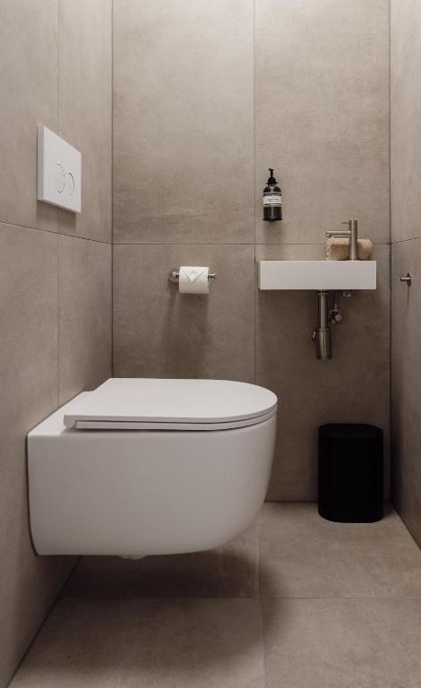 Luxe suite - new bed - WiFi- Safe city center photo 3