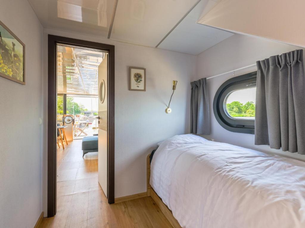 Tiny Houseboat De Woudaap - I photo 2