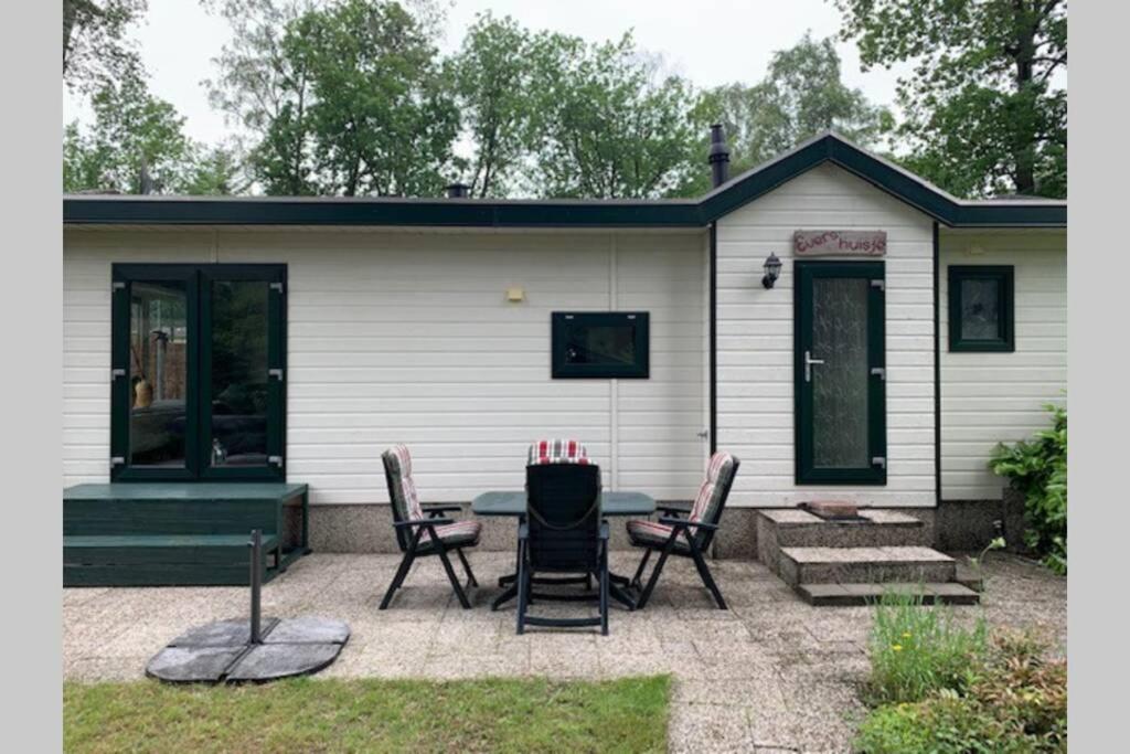 Ruim chalet op de Veluwe in Beekbergen op recreatiepark Topparken met vrije tuin en eigen parkeerplaats — photo 1