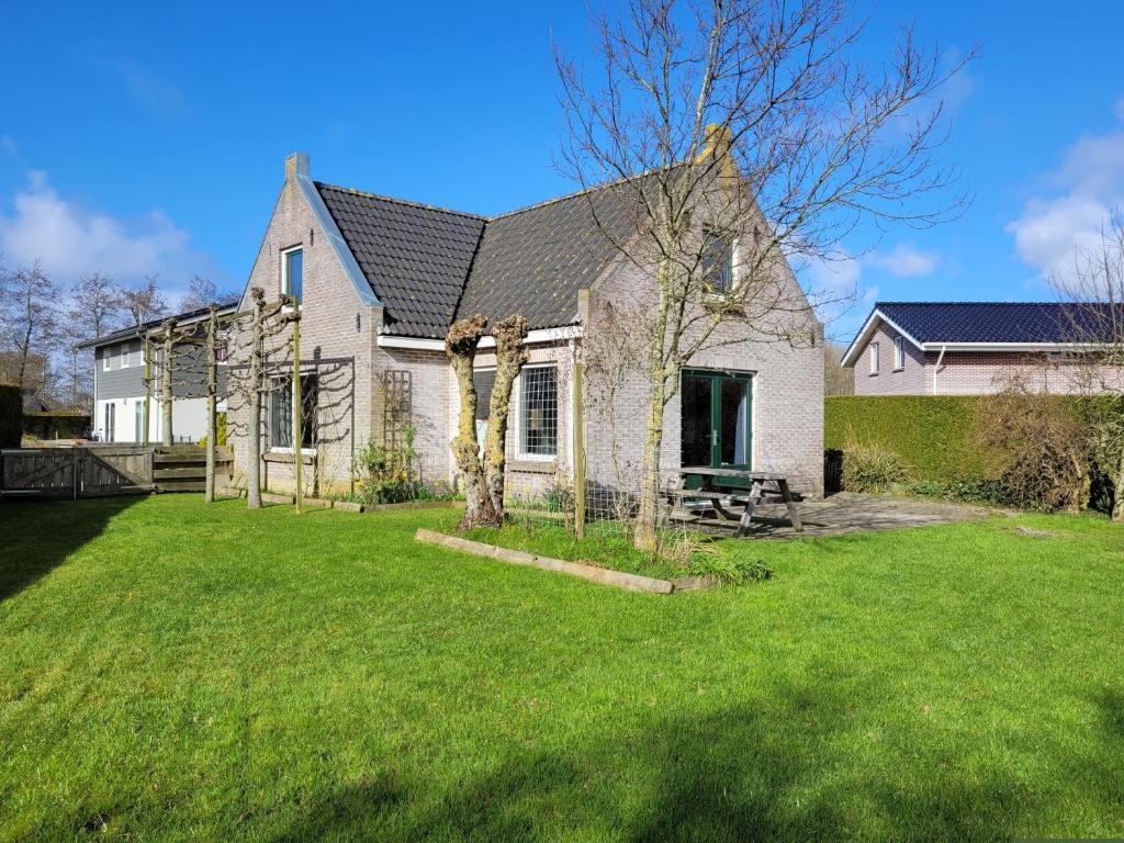 Holiday Home Friesland near the Wadden Sea with Wifi and 3 Bedrooms — photo 1