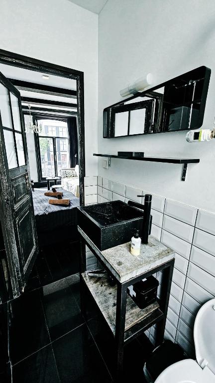 JoyJoyJoy the Black Beauty ecolicious studio in a canal house with French balcony with view on the canals photo 3