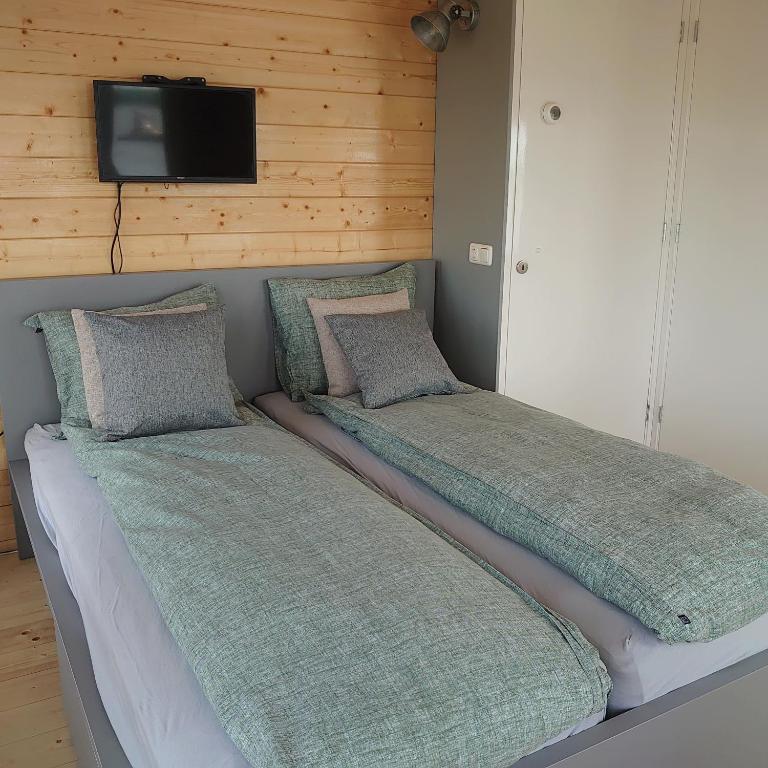 Waterhuisjes op de pier van LauwersmeerPlezier! photo 2