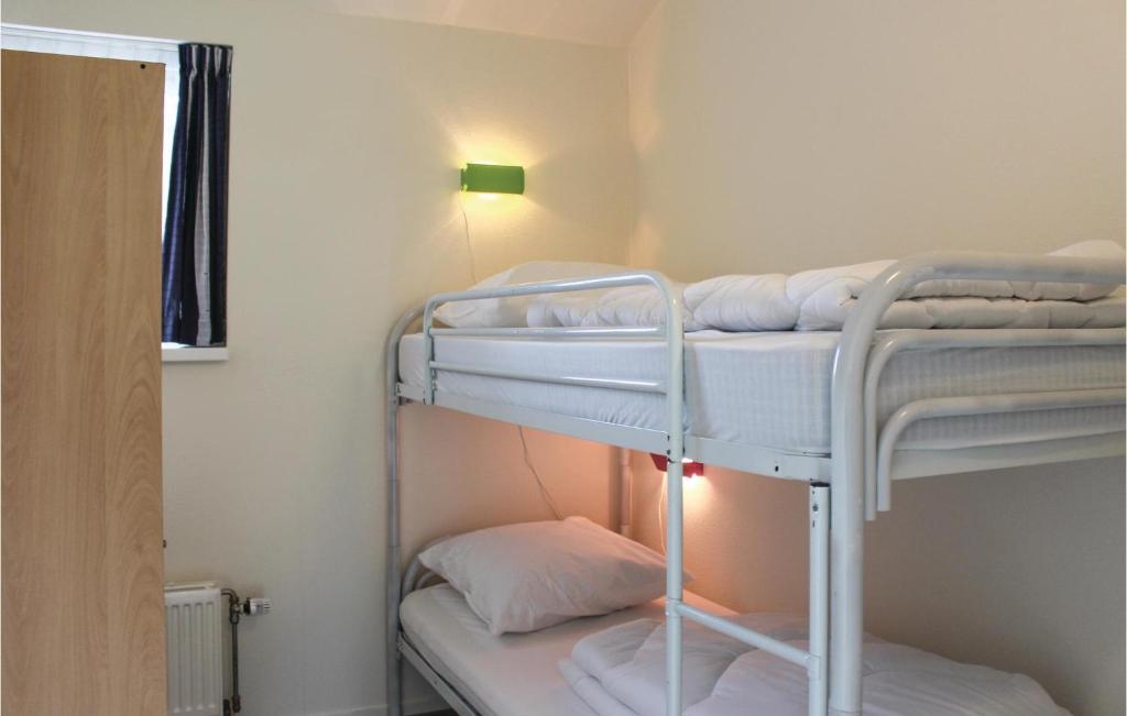 3 Bedroom Awesome Home In Tzummarum photo 2