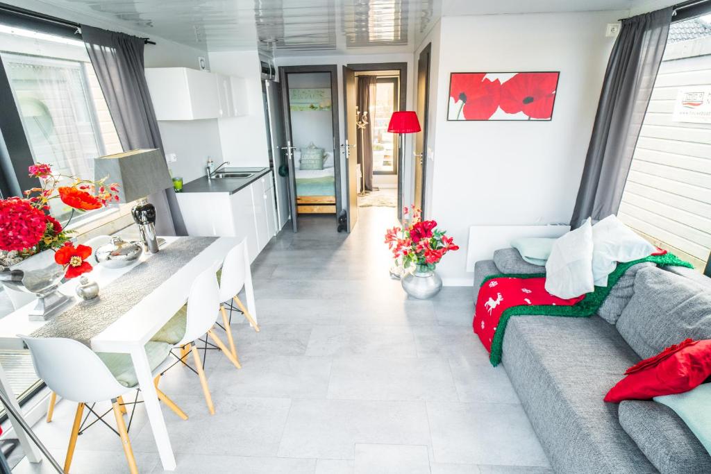 Rode Houseboat Zwartsluis — photo 1