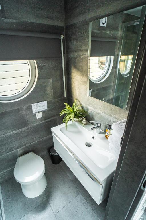 Rode Houseboat Zwartsluis photo 3