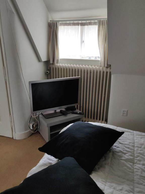 Zit slaapkamer op de 2e etage in een rietgedekte villa met gedeelde douche en keuken — photo 1