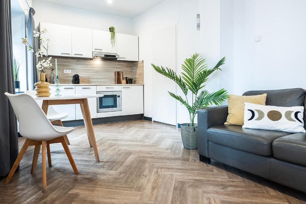 Studio with balcony and full kitchen near hotspot photo 2