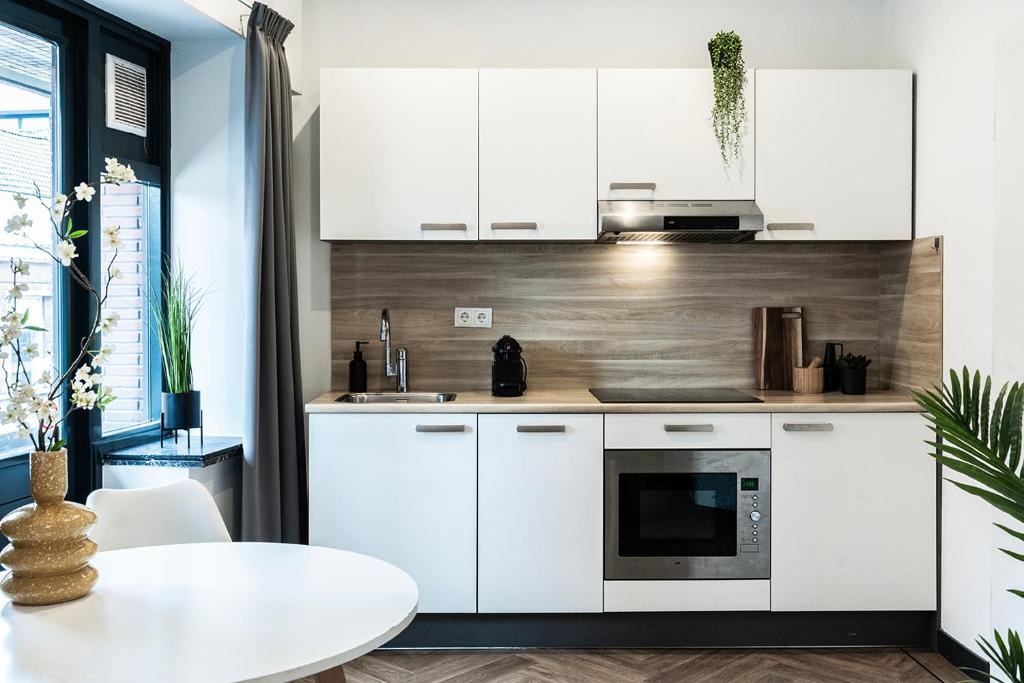 Studio with balcony and full kitchen near hotspot photo 3