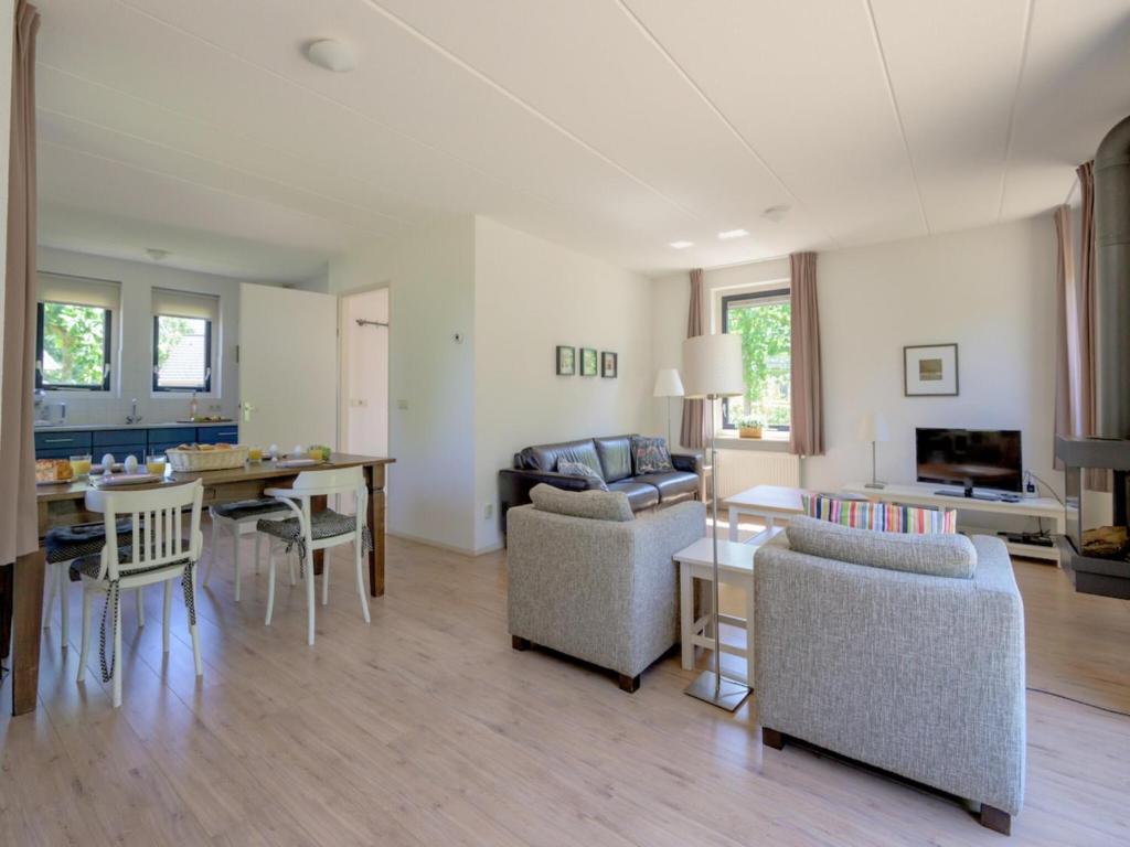 Spacious 4-person bungalow near the Frisian Lakes photo 2