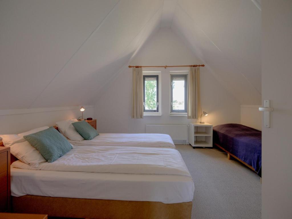 Spacious 4-person bungalow near the Frisian Lakes photo 3
