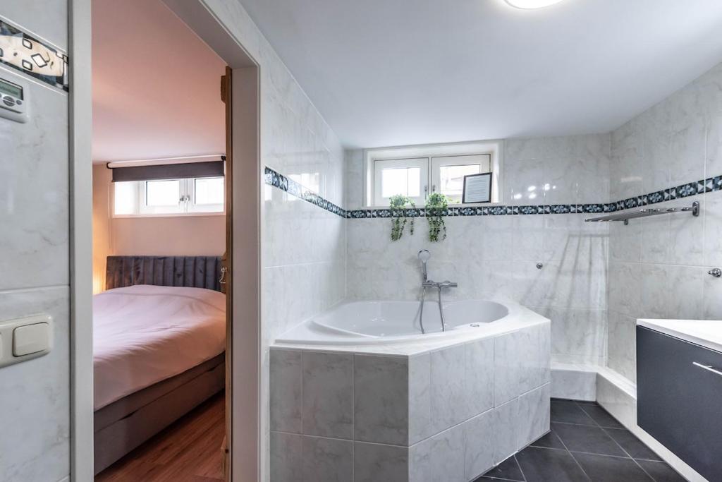 Spacious 120m2 Water Villa With Sauna Near Amsterdam photo 3