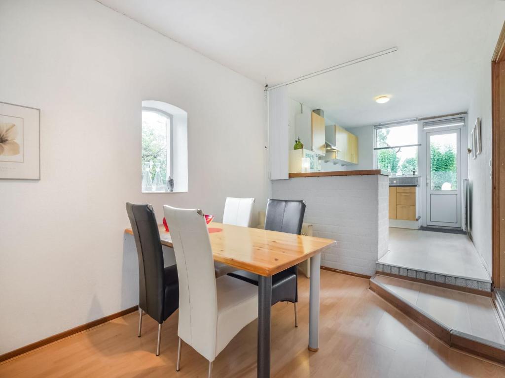 Bungalow in Landgraaf with terrace photo 3