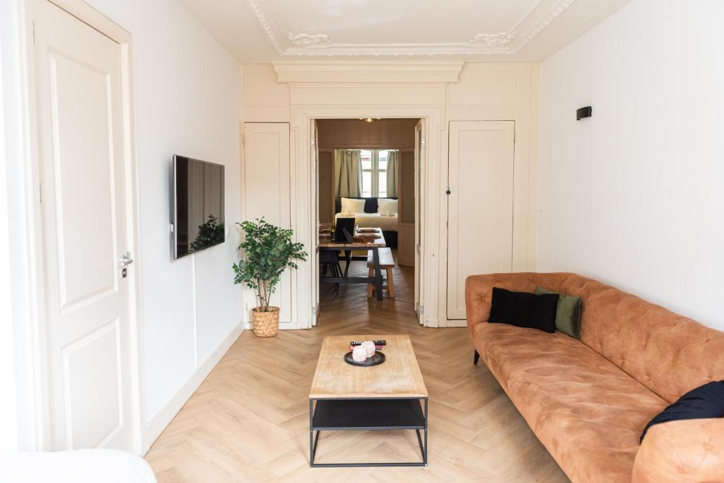 Historic Canal House Apartment — photo 1