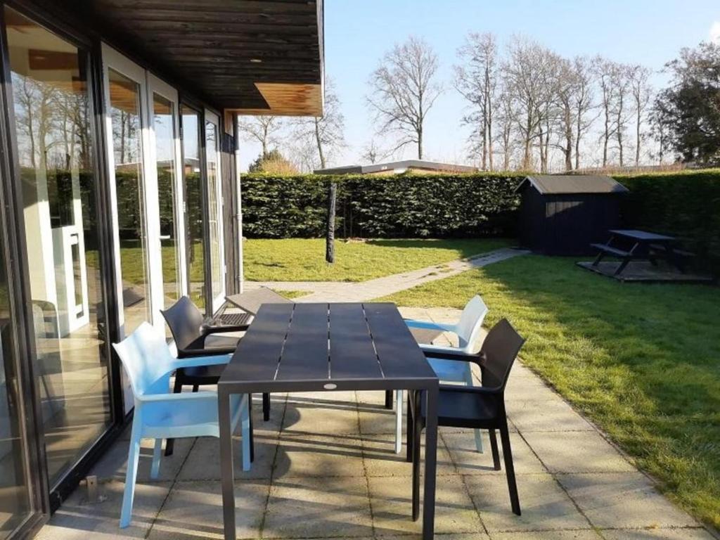 spacious bungalow surrounded large garden photo 3