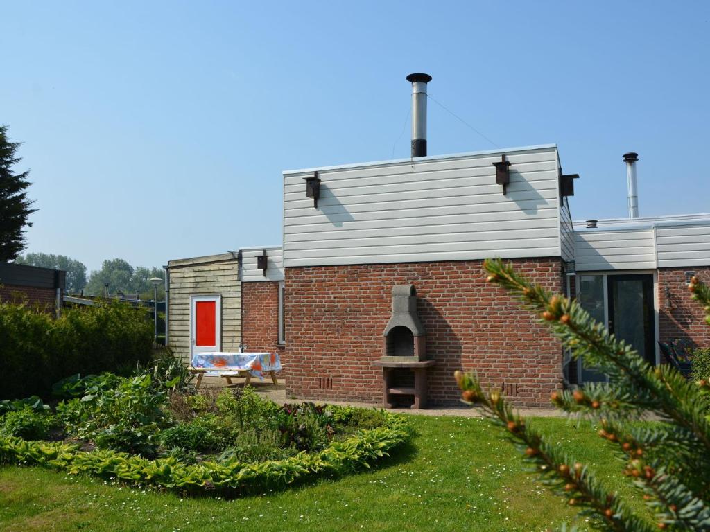 Bungalow in Noordwijk near Lake & Beach — photo 1