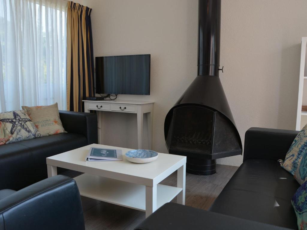 Bungalow in Noordwijk near Lake & Beach photo 2