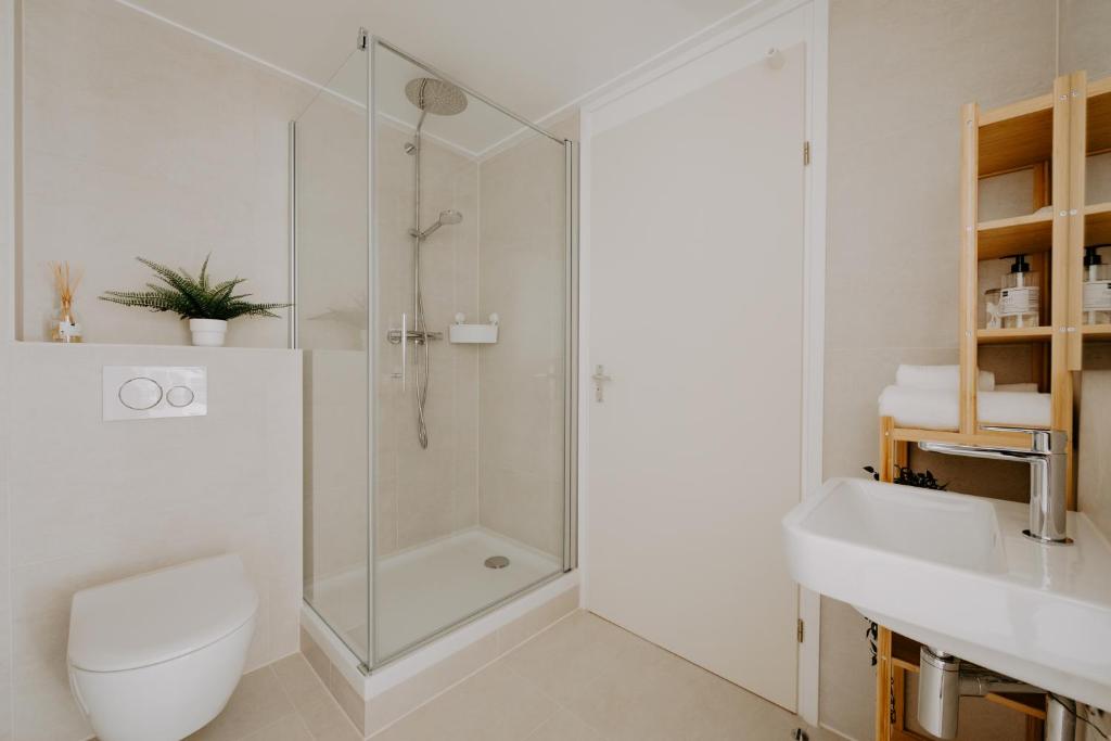 Stijlvol appartement op strand Makkum photo 3
