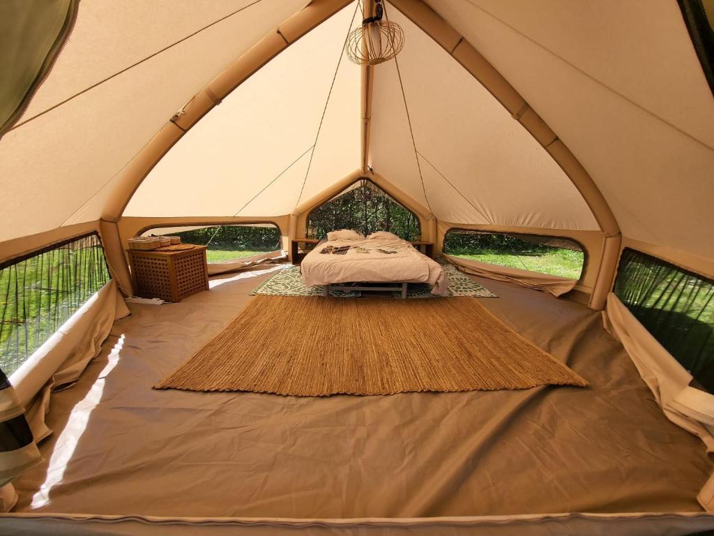 Sfeervolle Tipi tent dicht bij de kust. — photo 1