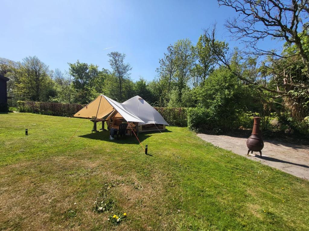 Sfeervolle Tipi tent dicht bij de kust. photo 2