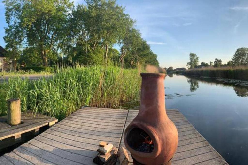 Sfeervolle Tipi tent dicht bij de kust. photo 3
