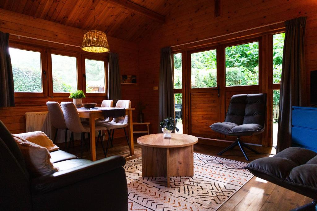 Sfeervol houten huisje met fijne buitenruimte op de Veluwe photo 3