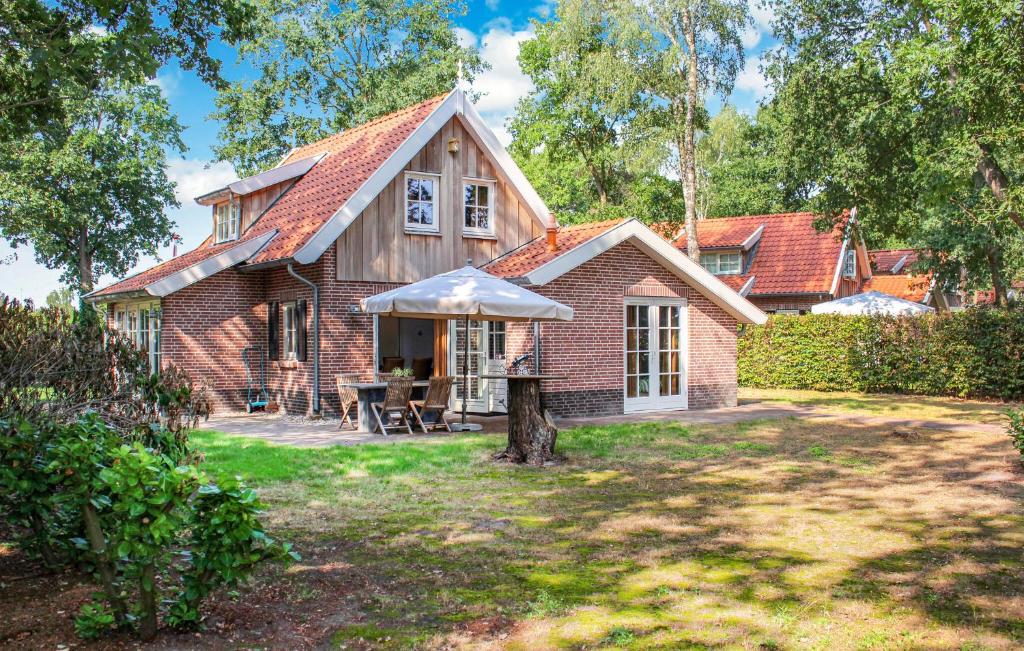 Three-Bedroom Holiday Home In Hoge Hexel photo 2