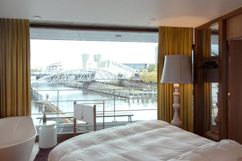 SWEETS - Oosterdoksdraaibrug photo 2