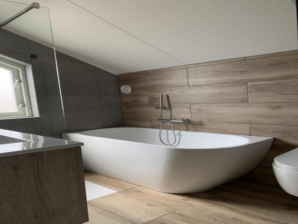 Spacious Bungalow near Water photo 3
