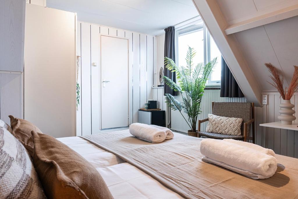 Budget Beach Room for Short Stays in Zoutelande — photo 1