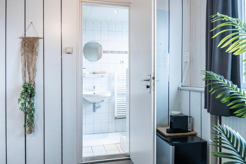 Budget Beach Room for Short Stays in Zoutelande photo 3
