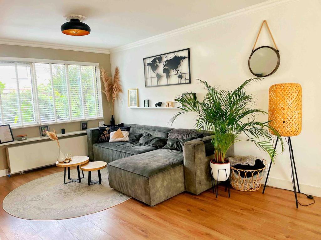 Spacious and Cozy House with Affordable Parking — photo 1