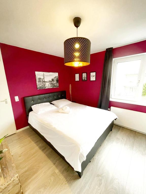 Spacious and Cozy House with Affordable Parking photo 2