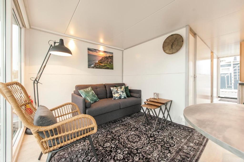 Tiny floating house photo 2