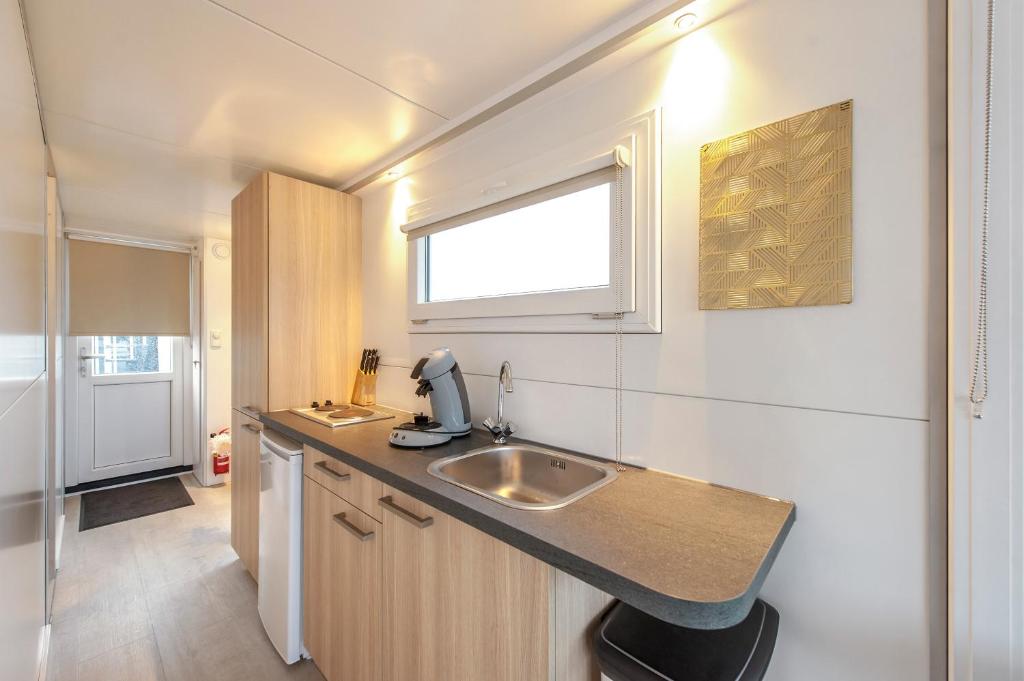 Tiny floating house photo 3