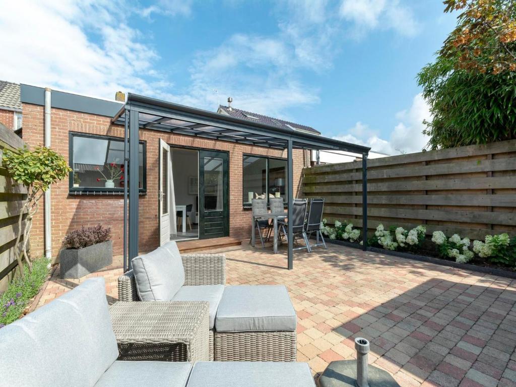 Beautiful home with garden — photo 1